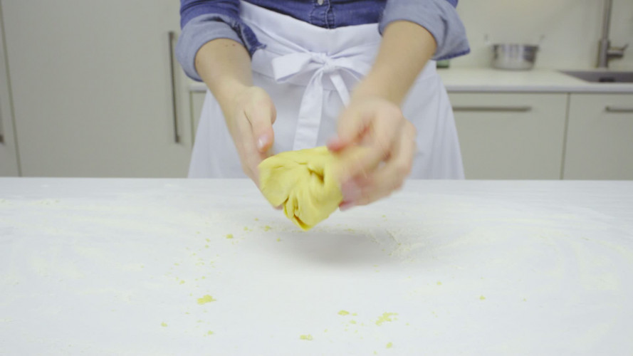 Gefrituurde geitenkaasravioli met gembersalsa Stap 2.mp4