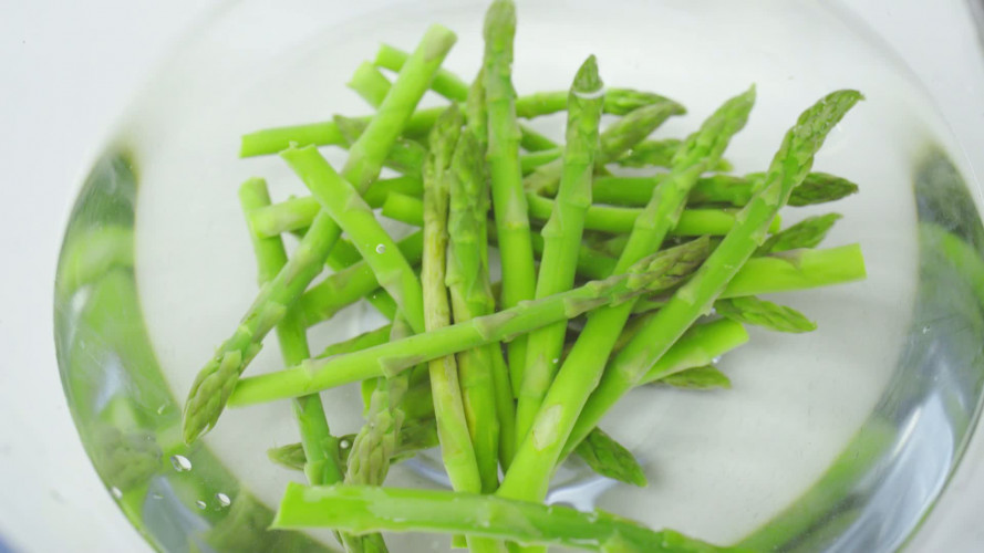 Gefrituurde geitenkaasravioli met gembersalsa Stap 8.mp4