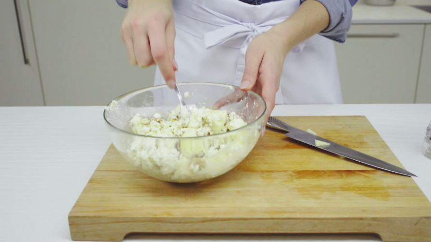 Gefrituurde geitenkaasravioli met gembersalsa Stap 4.mp4