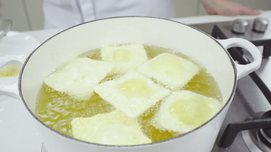 Gefrituurde geitenkaasravioli met gembersalsa Stap 16.mp4