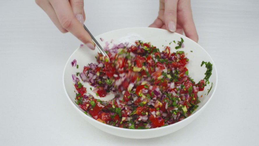 Gefrituurde geitenkaasravioli met gembersalsa Stap 7.mp4