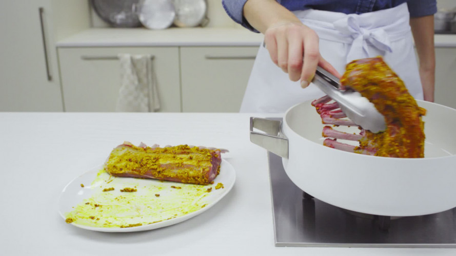 Langzaam gegaarde lamsrack met specerijenrub Stap 3.mp4