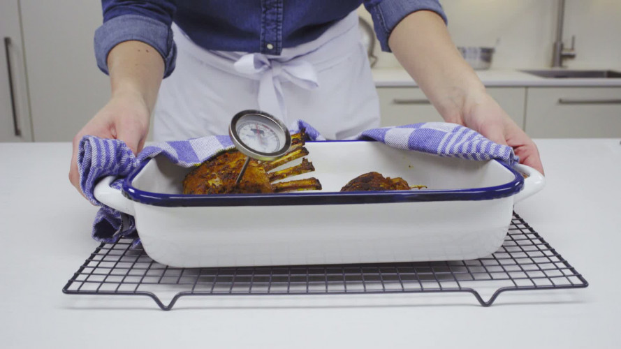 Langzaam gegaarde lamsrack met specerijenrub Stap 5.mp4