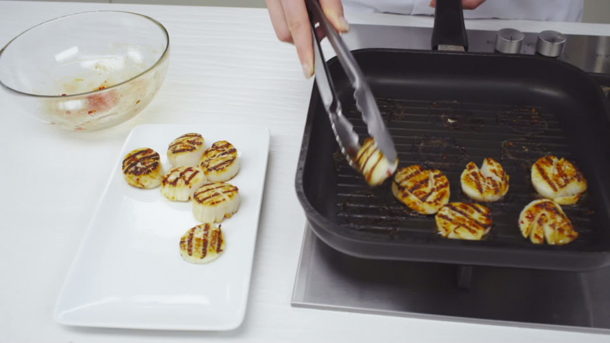 Gegrilde mantelschelpen met waterkers en sinaasappel Stap 7.mp4