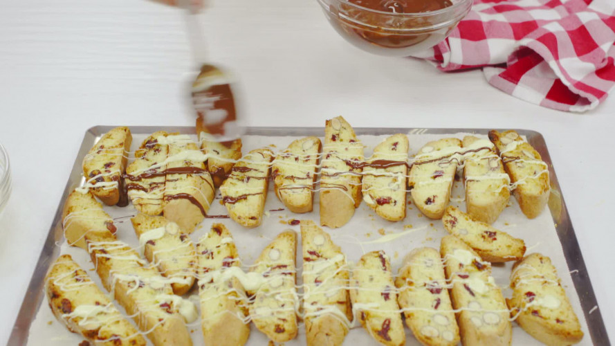 Biscotti met cranberry en chocolade Stap 11.mp4