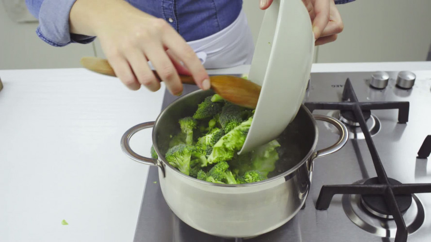 Broccoliquiche met gedroogde tomaatjes en geitenkaas Stap 6.mp4