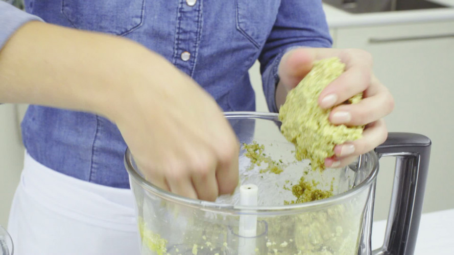 Broccoliquiche met gedroogde tomaatjes en geitenkaas Stap 3.mp4
