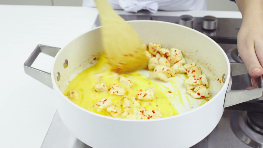 Pad thai met courgettenoedels, kip en pinda’s Stap 5.mp4