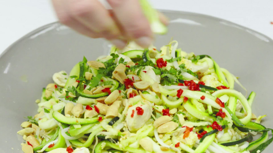 Pad thai met courgettenoedels, kip en pinda’s Stap 7.mp4