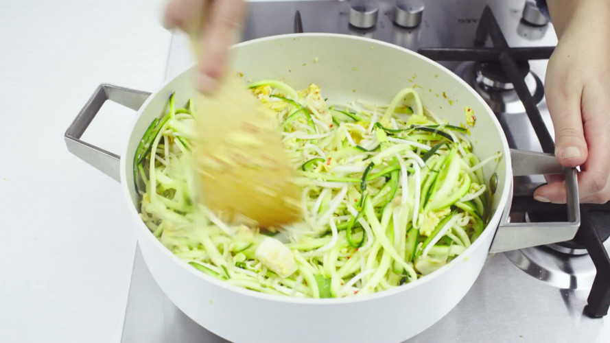 Pad thai met courgettenoedels, kip en pinda’s Stap 6.mp4