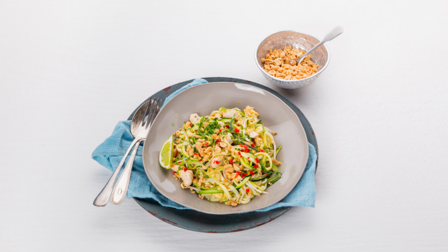 Pad thai met courgettenoedels, kip en pinda’s