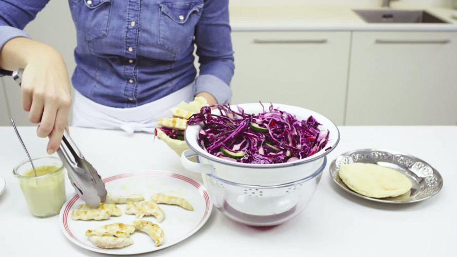 Speltpita met gegrilde kip en rodecoleslaw Stap 6.mp4