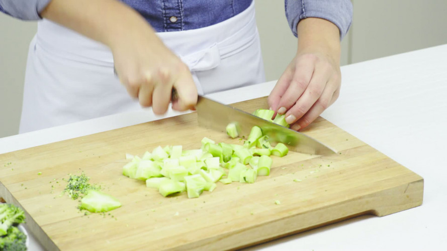 Volkorenspaghetti met amandelpesto, broccoli en tomaten Stap 1.mp4