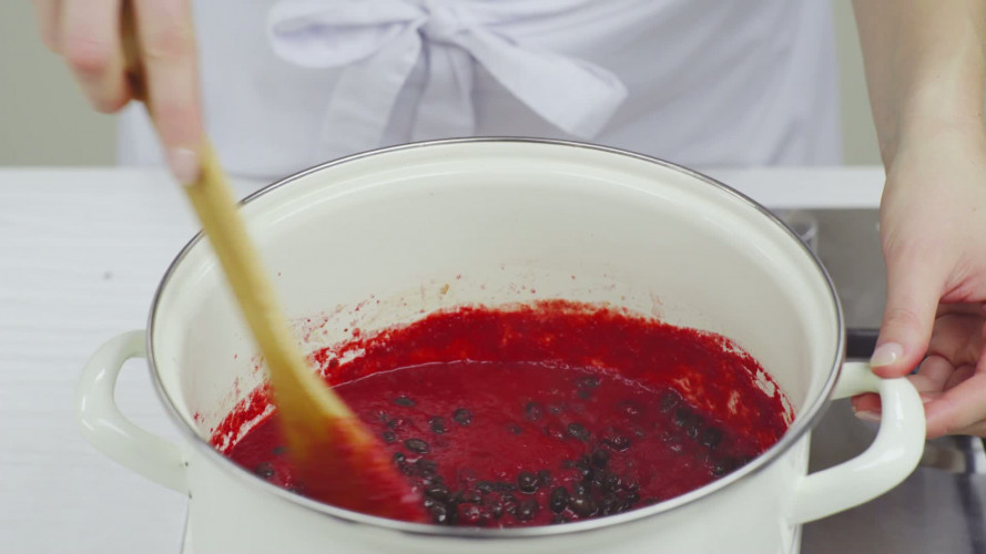 Bietensoep met zure room & groentechips Stap 5.mp4