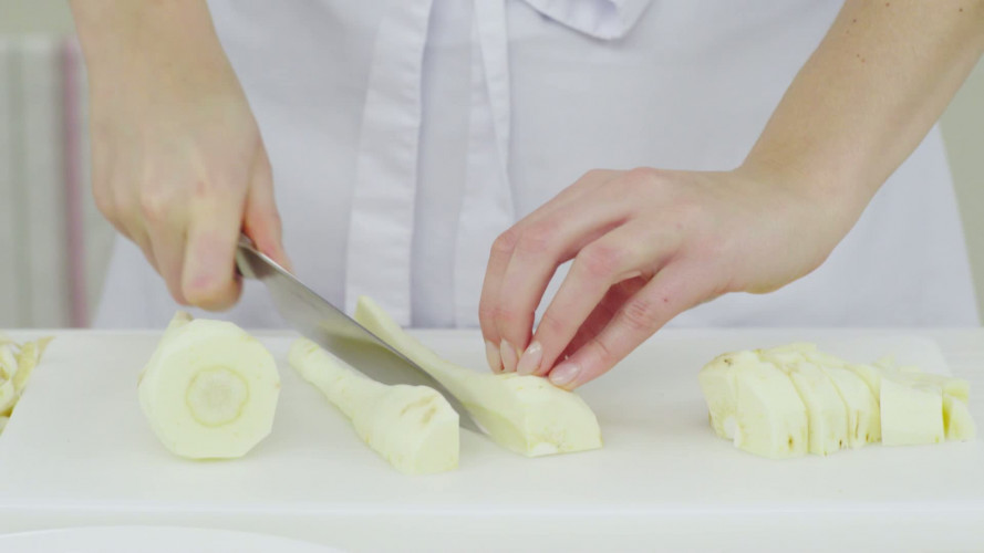 Bietensoep met zure room & groentechips Stap 1.mp4