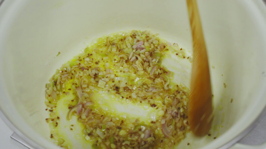 Bietensoep met zure room & groentechips Stap 2.mp4