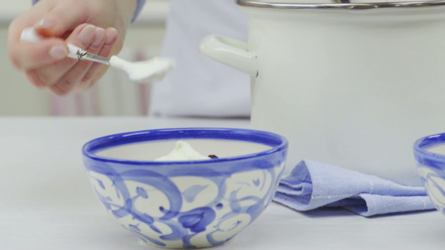 Bietensoep met zure room & groentechips Stap 6.mp4