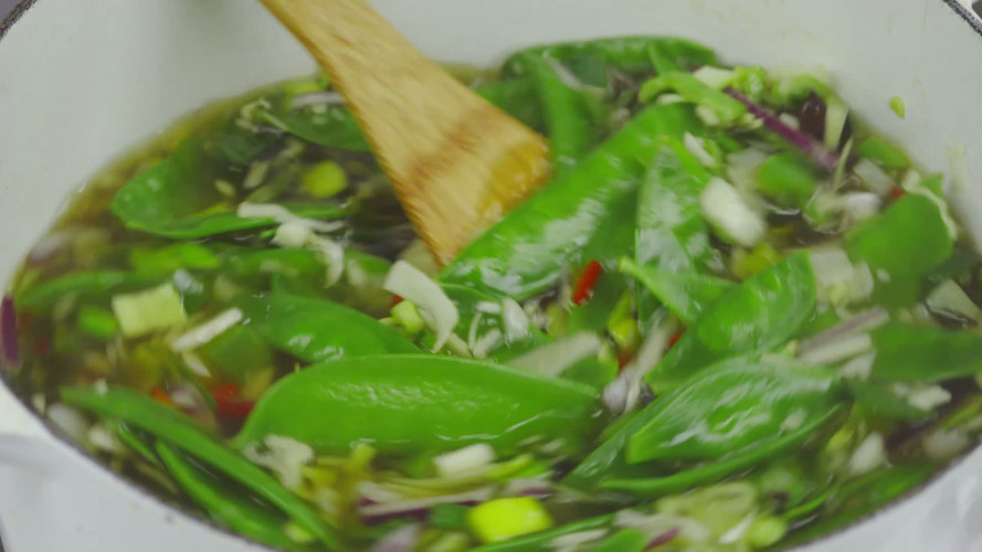 Noedelsoep met courgettelinten Stap 4.mp4