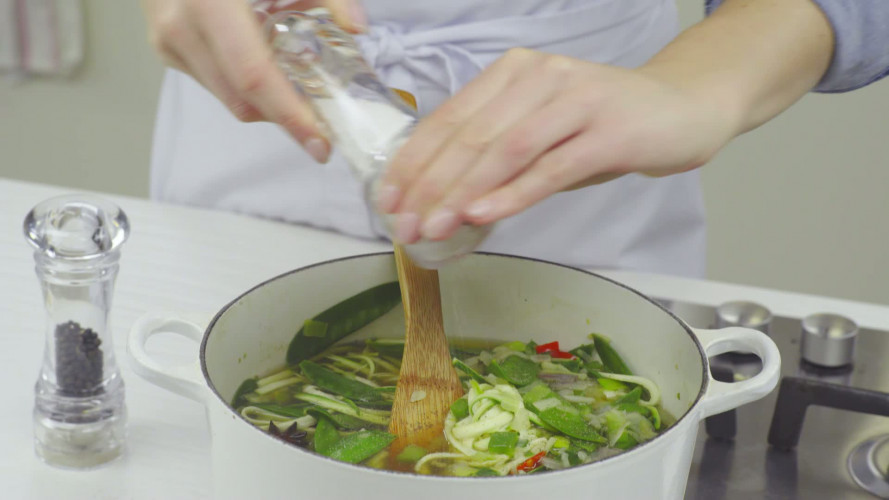 Noedelsoep met courgettelinten Stap 5.mp4