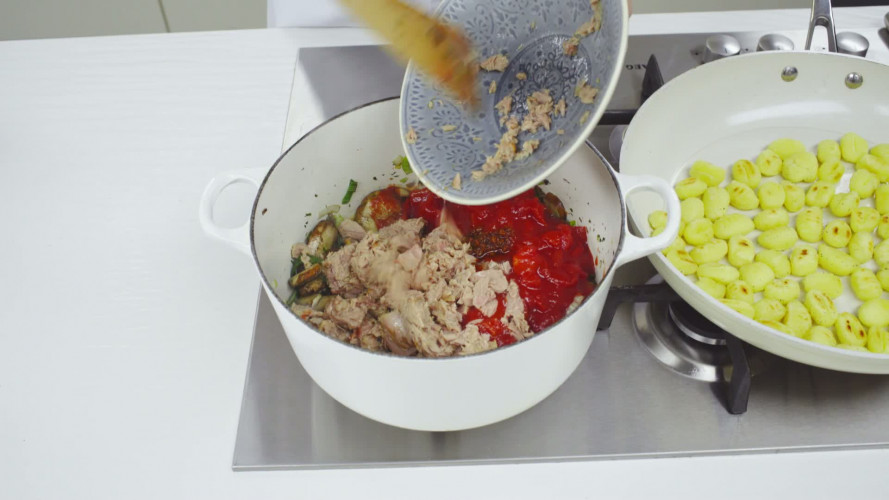 Ovengnocchi met tonijn, champignons en tomaat Stap 4.mp4