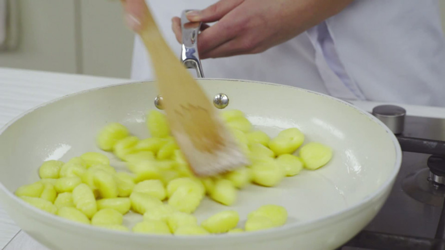 Ovengnocchi met tonijn, champignons en tomaat Stap 2.mp4