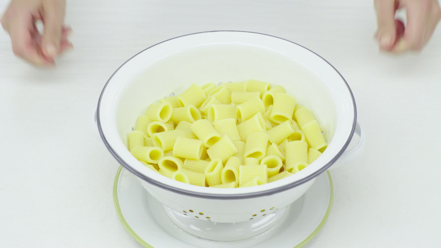 Rigatoni met frisse tomatensaus stap 01.mp4