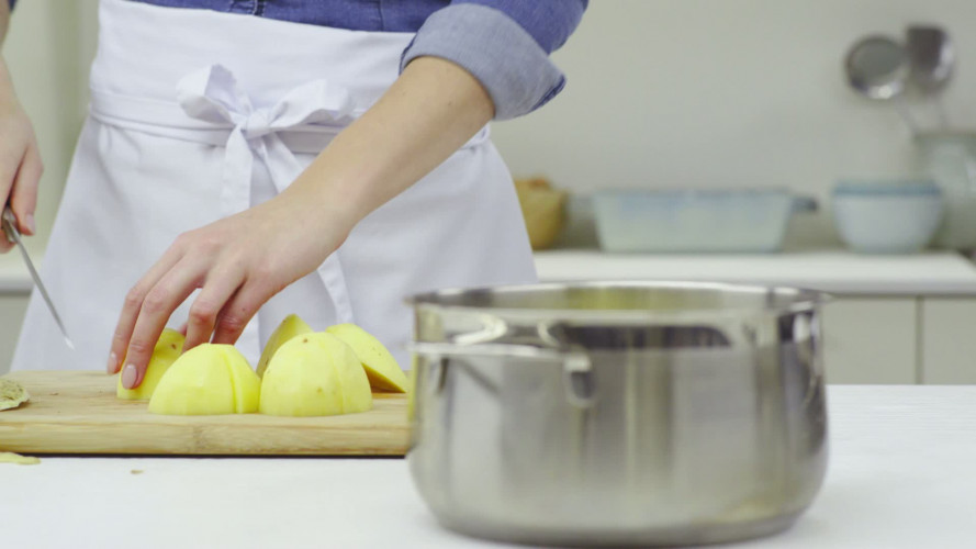 Witte winterstamppot met bieslook en gebakken chorizo Stap 1.mp4