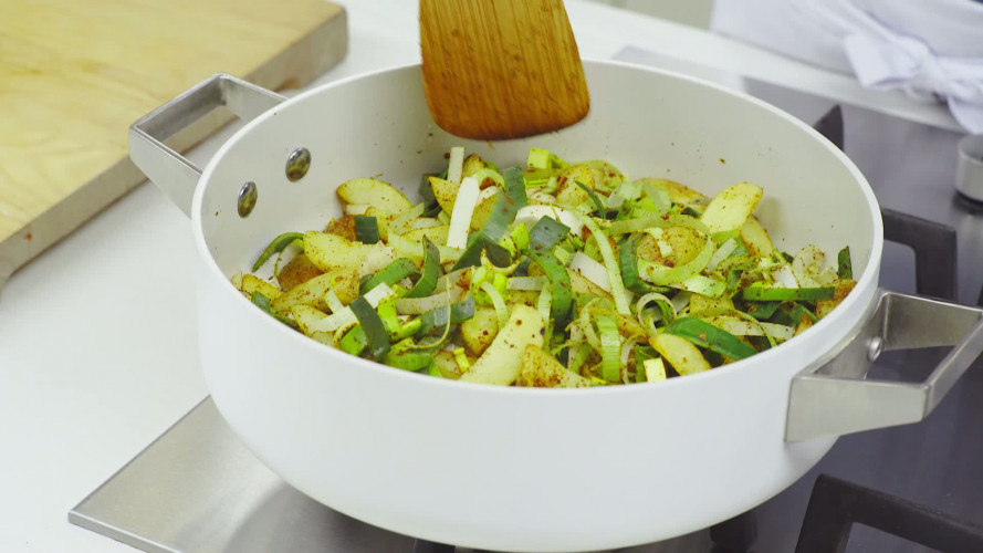 Stoof van prei, tomaat, aardappel en ei stap 04.mp4