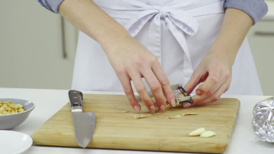 Zoete aardappelstamppot met groene kool, taugé en pinda Stap 3.mp4