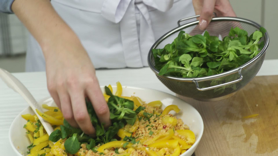 Couscoussalade met moerbeien Stap 6.mp4