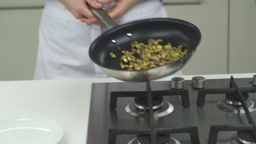 Couscoussalade met moerbeien Stap 2.mp4