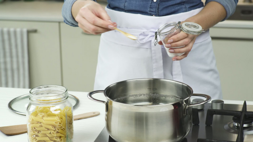 Mozzarella-pastasalade met spekjes Stap 1.mp4
