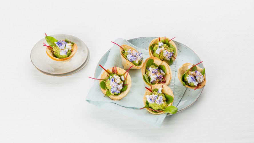 Mini-tortilla's met geitenkaas en avocadomousse 