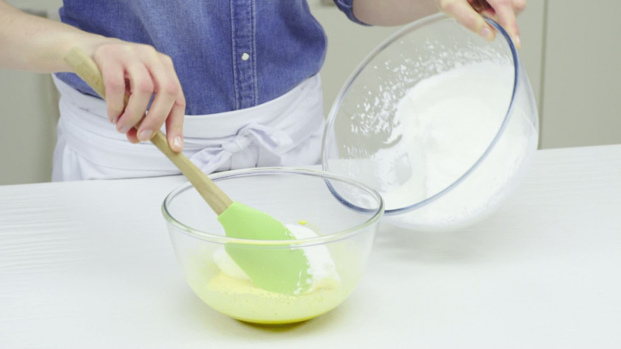 Zoete schuimomelet met blauwe bessen en bramen Stap 5.mp4