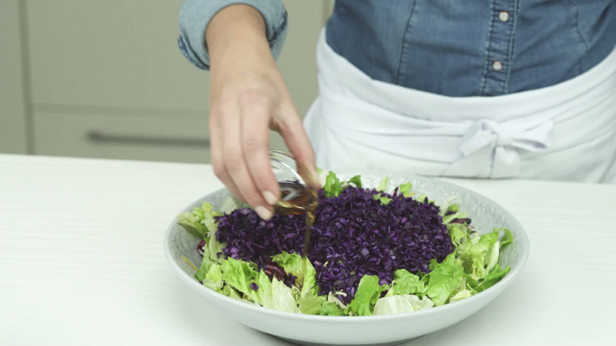 Broodje Aziatische visburger met sla Stap 8.mp4