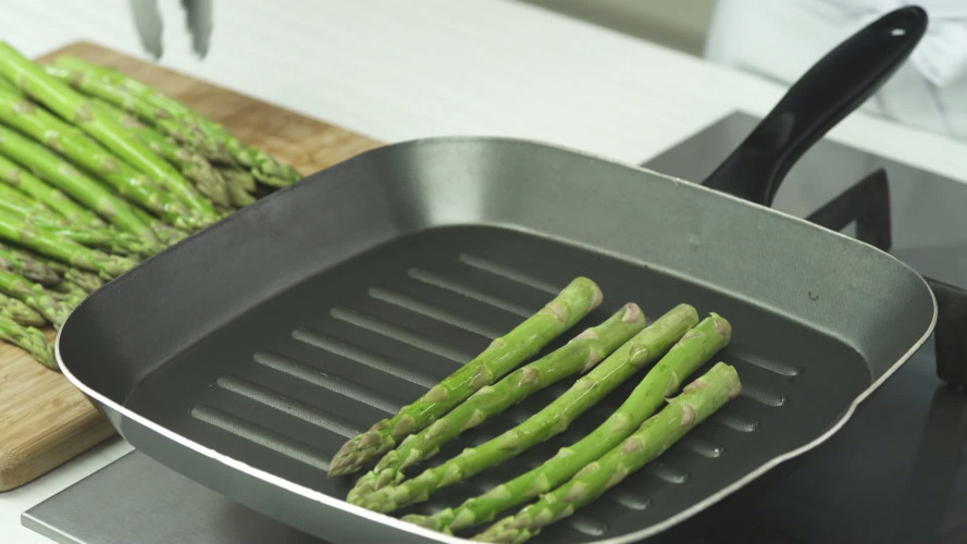 Gegrilde romaine-aspergesalade Stap 3.mp4