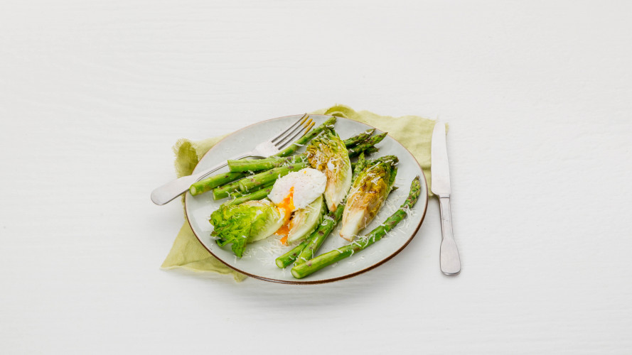 Gegrilde romaine-aspergesalade