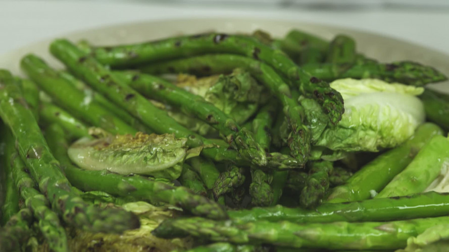 Gegrilde romaine-aspergesalade Stap 7.mp4