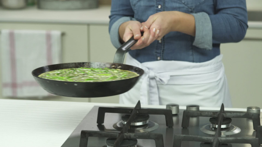 Groene asperge-frittata met verse kruiden Stap 9.mp4
