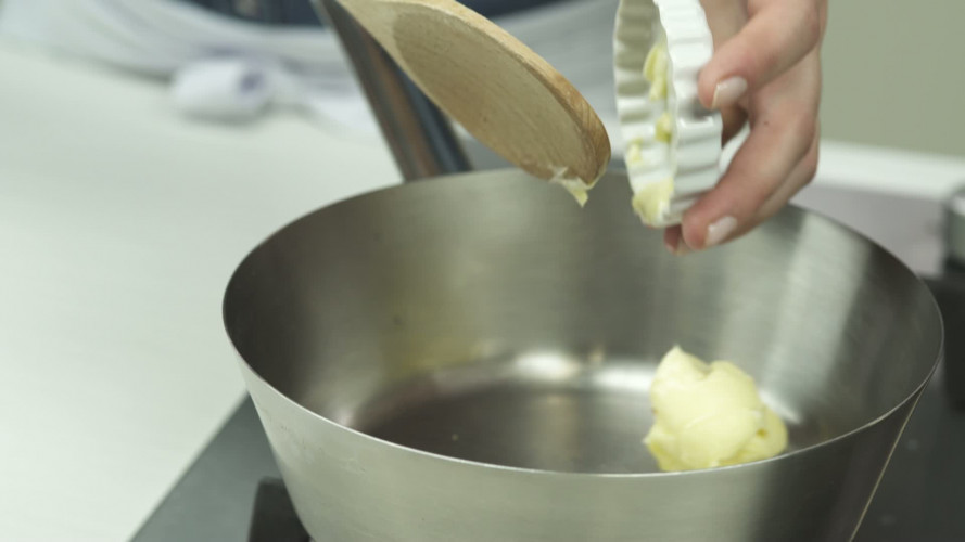 Snelle eggs benedict met asperges en zalm Stap 6.mp4