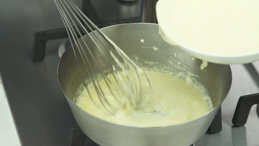 Snelle eggs benedict met asperges en zalm Stap 7.mp4