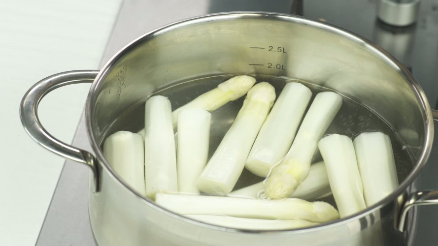 Snelle eggs benedict met asperges en zalm Stap 3.mp4