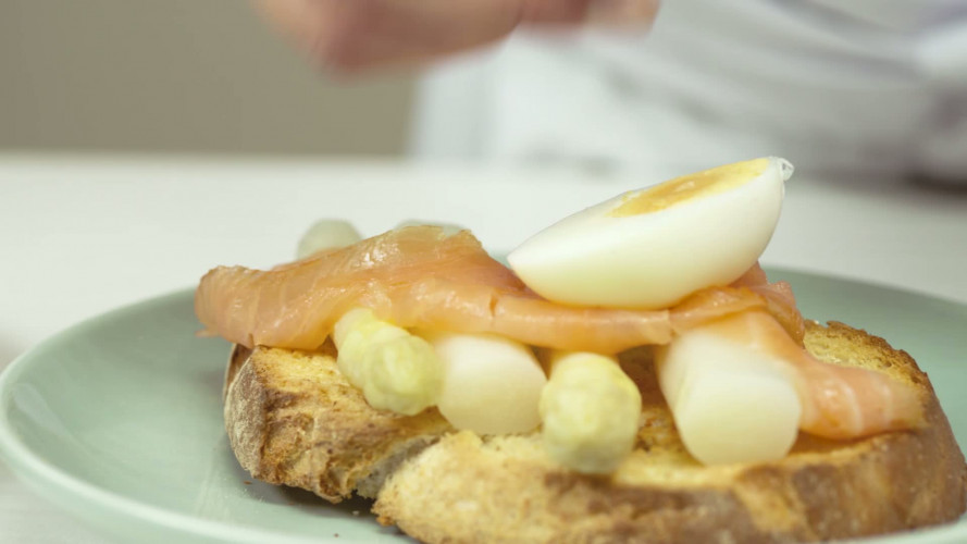 Snelle eggs benedict met asperges en zalm Stap 8.mp4