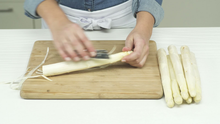 Snelle eggs benedict met asperges en zalm Stap 2.mp4