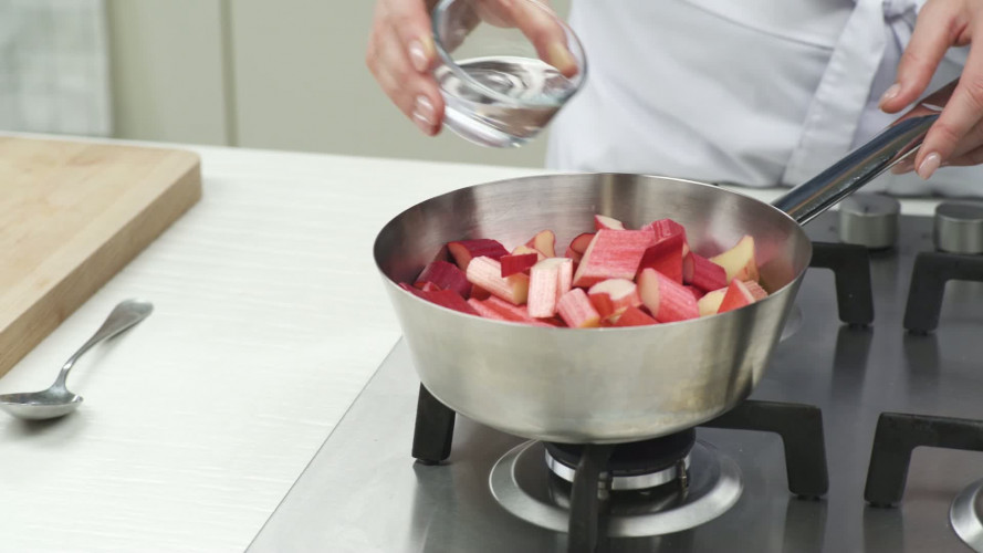 Pittige rabarbercompote met aardbeien Stap 2.mp4