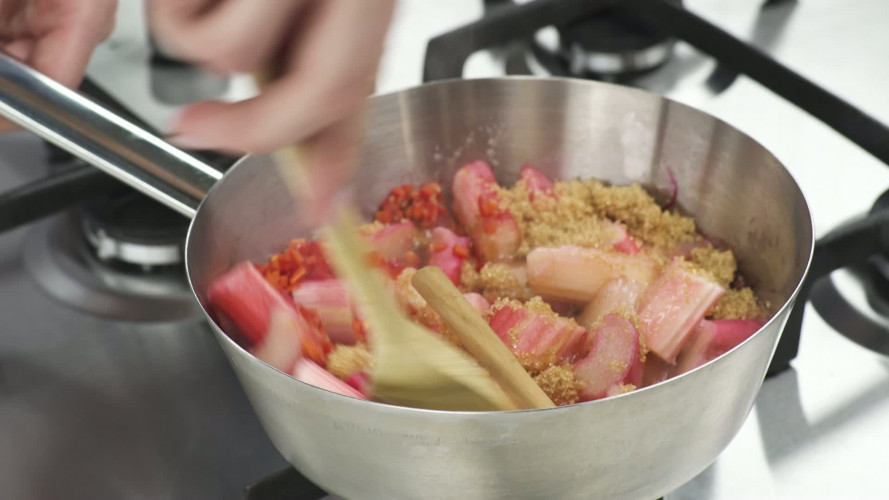 Pittige rabarbercompote met aardbeien Stap 3.mp4