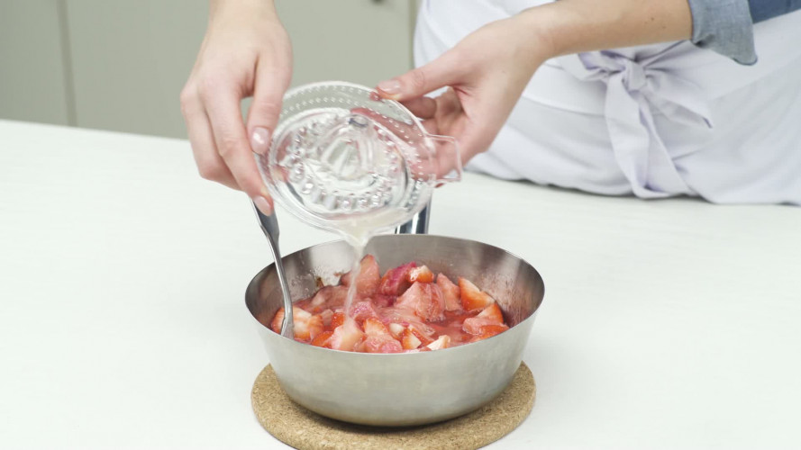 Pittige rabarbercompote met aardbeien Stap 5.mp4