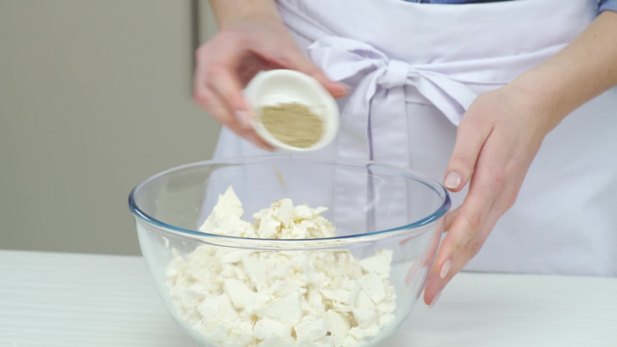 Bloemkoolburgers met witte kaas en macadamia's uit de oven Stap 3.mp4