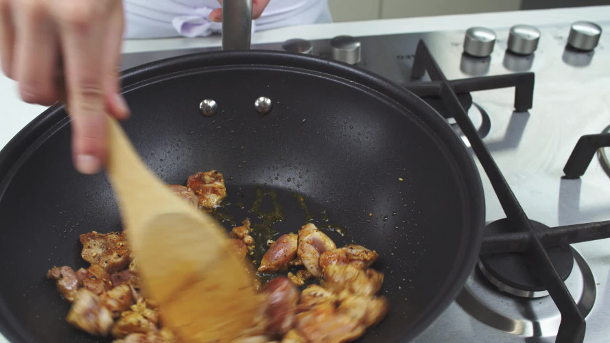 Gewokte udonnoedels met kipdijfilet, zeekraal en shiitake Stap 3.mp4