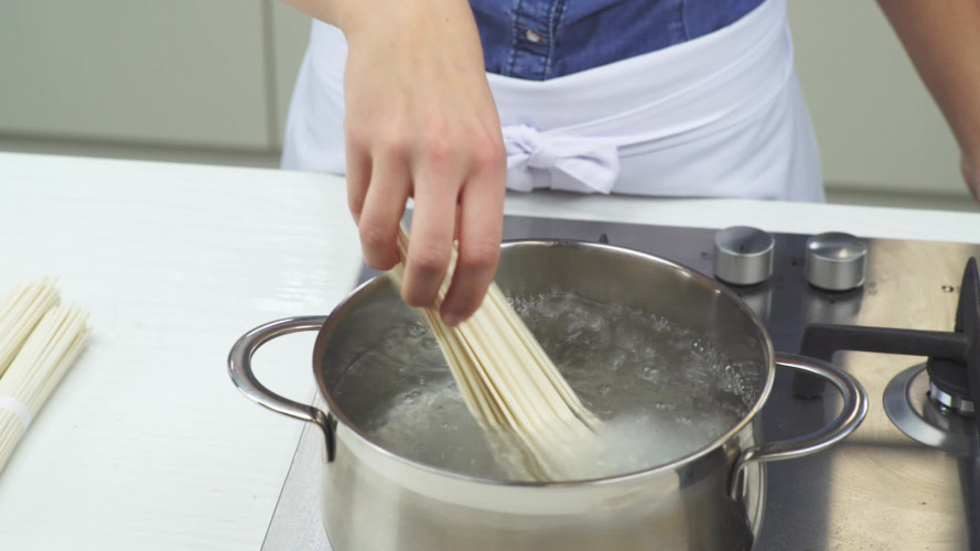 Gewokte udonnoedels met kipdijfilet, zeekraal en shiitake Stap 1.mp4